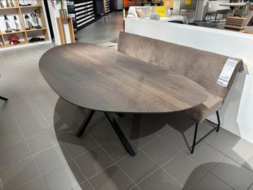 Organische eettafel beschikbaar voor biedingen