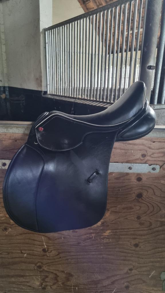 Rossner springzadel en Stübben veelzijdigheidszadel, Dieren en Toebehoren, Paarden en Pony's | Zadels, Zo goed als nieuw, Springen