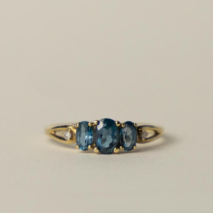 vintage 9 karaat gouden blauwe topaas trilogy diamant ring, Sieraden, Tassen en Uiterlijk, Ringen, Zo goed als nieuw, Dame, 17 tot 18