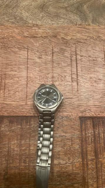 Horloge met stalen band beschikbaar voor biedingen