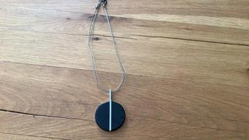 Stijlvolle ketting zwart medallion beschikbaar voor biedingen