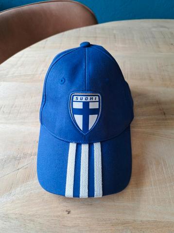 Adidas Suomi pet beschikbaar voor biedingen