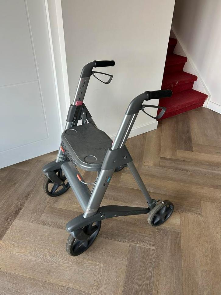 Licht gewicht ANWB Rolator degelijk inklapbaar niet zwaar, Diversen, Rollators, Ophalen