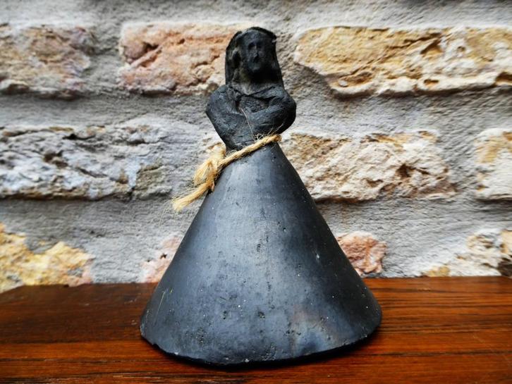 Handbel bel tafelbel vrouw met hoepelrok Barro Negro klei, Antiek en Kunst, Curiosa en Brocante, Ophalen of Verzenden