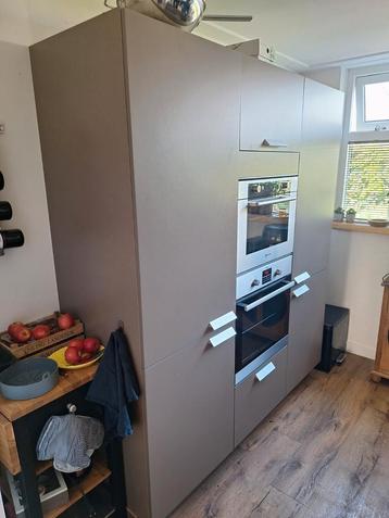 9 jaar oude keuken met nieuwe oven en vaatwasser. beschikbaar voor biedingen