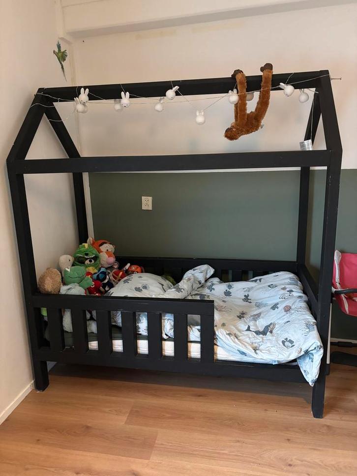 Leuk peuterbed huisje voor kinderen, Kinderen en Baby's, Kinderkamer | Bedden, Zo goed als nieuw, 140 tot 160 cm, 70 tot 85 cm