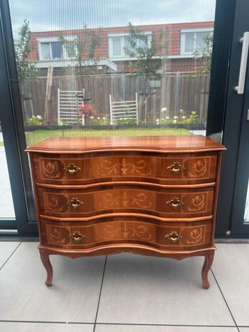 Vintage ladenkast beschikbaar voor biedingen
