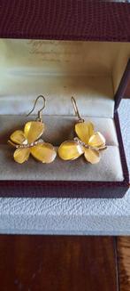 Vintage oorbellen, met chalcedon vlinders., Ophalen of Verzenden, Zo goed als nieuw, Overige materialen, Met edelsteen