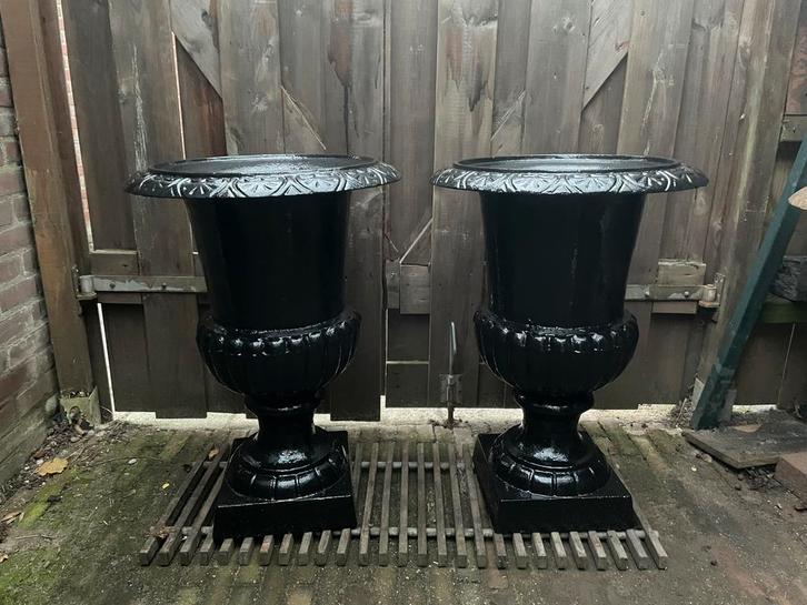 2 gietijzeren tuinvazen bloempotten, Tuin en Terras, Tuinvazen, Ophalen