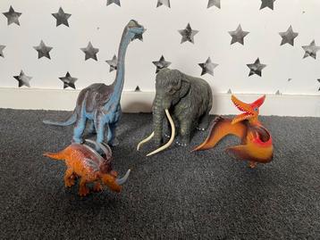 Dinosaurus grote speelfiguren beschikbaar voor biedingen