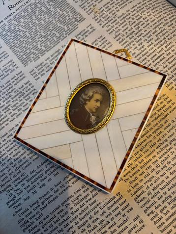 Antiek Portret Miniatuur in ivoren lijst beschikbaar voor biedingen