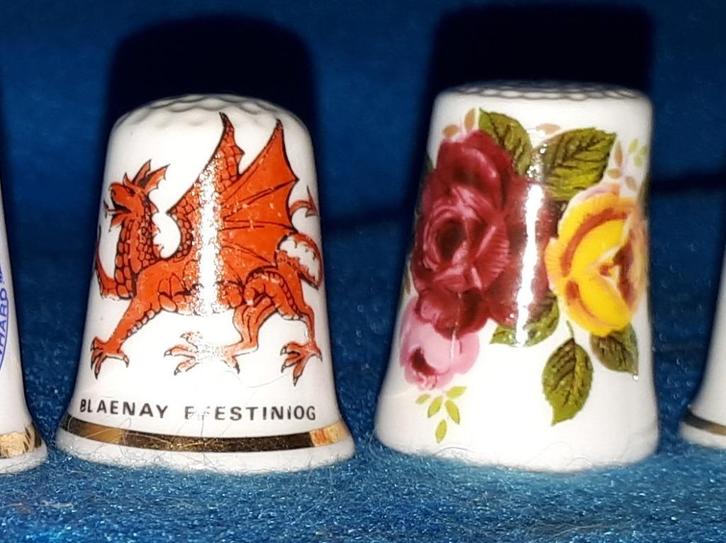 2x vingerhoedjes porselein bloem, rozen en Schotland, Verzamelen, Vingerhoedjes, Zo goed als nieuw, Buitenland, Porselein, Ophalen of Verzenden