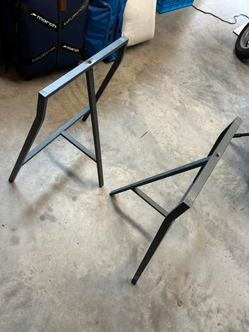 Metalen tafelschragen Ikea beschikbaar voor biedingen