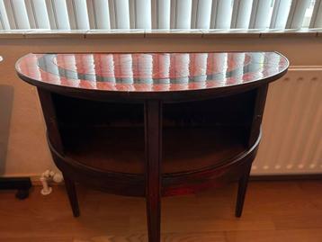 Haltafeltje / wandkastje van hout ingelegd met rood melkglas beschikbaar voor biedingen