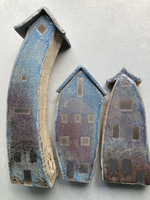3 Handgemaakt Raku Huisjes gemerkt hoog 30 en 21 cm keramiek, Antiek en Kunst, Curiosa en Brocante, Verzenden