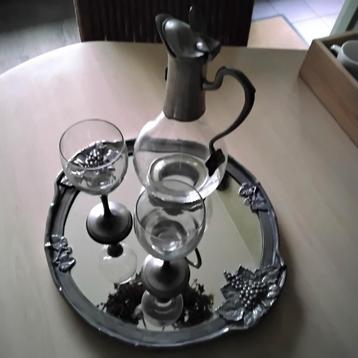 Tinnen wijnset op blad met 2 bijpassende  glazen beschikbaar voor biedingen
