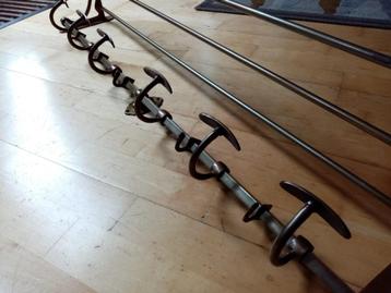 Art Deco Wandkapstok Messing met verstelbare Kleerhangers beschikbaar voor biedingen