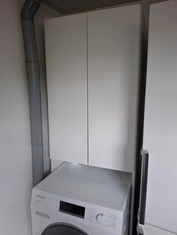 Wasmachinekast met veel opbergruimte. 3 mnd oud,zgan beschikbaar voor biedingen