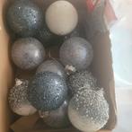Blauwe kerst ballen en piek, Ophalen