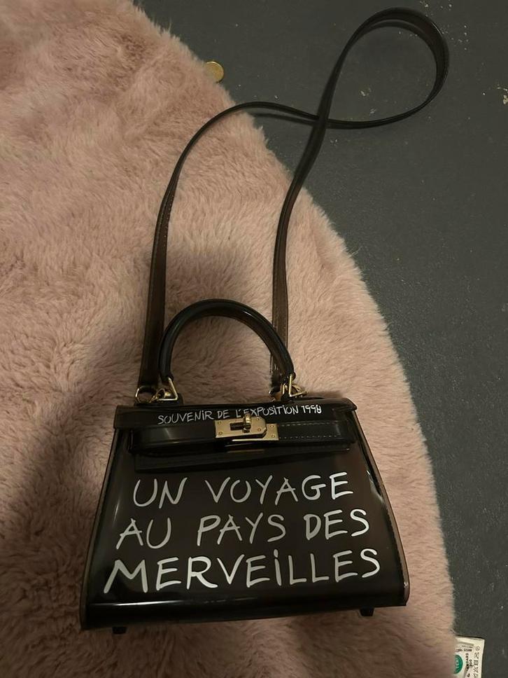 Leuke Zwarte Handtas met Tekst, Sieraden, Tassen en Uiterlijk, Tassen | Damestassen, Zo goed als nieuw, Handtas, Zwart, Ophalen of Verzenden