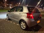 Toyota Yaris 1.3 Vvt-i 5DR Automaat Keyless 2007 Grijs, Auto's, 750 kg, 4 cilinders, Origineel Nederlands, Yaris