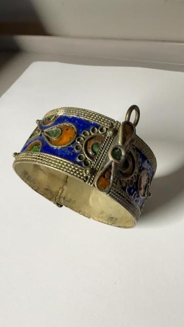 Antieke handgemaakte vintage armband met emaille beschikbaar voor biedingen