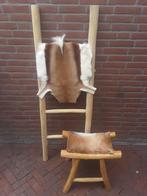 Houten robuuste trapje en krukje met dierenvel, Ophalen, Zo goed als nieuw