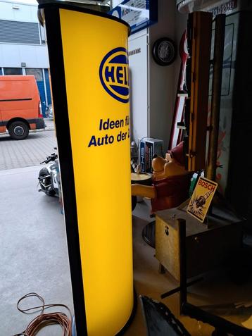 Mooie Hella reclame lichtzuil 2 zijdig 171cm 74cm Geel Blauw beschikbaar voor biedingen