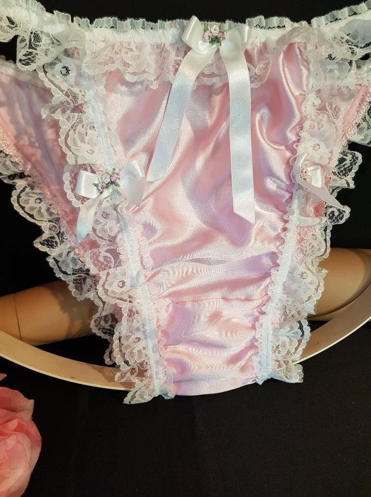 Sissy pink satin thong panties ruffles fringes satin bows, Kleding | Dames, Ondergoed en Lingerie, Slip, Roze, Verzenden