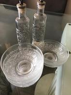 Glazen kommen set + olie & azijn flessen met reliëf, Ophalen of Verzenden, Zo goed als nieuw