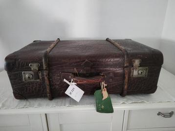 K372 VINTAGE koffer - hutkoffer met oud KLM bagagelabel beschikbaar voor biedingen