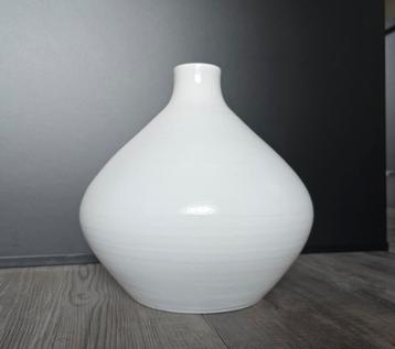 Witte vaas (circa 30 x 30 cm) beschikbaar voor biedingen