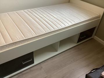In goede staat 1 persoons bed beschikbaar voor biedingen