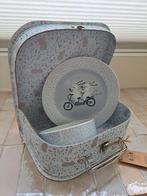 Set: kopje, schoteltje en koffertje, Ophalen of Verzenden, Zo goed als nieuw