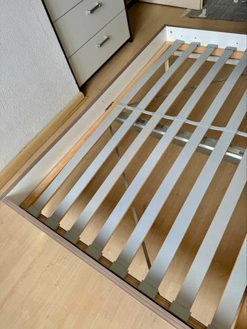 Slaapkamerbed 140x200 zo goed als NIEUW beschikbaar voor biedingen