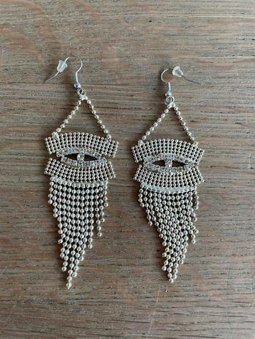 Leuke vintage glitter oorbellen zilverkleurige beschikbaar voor biedingen