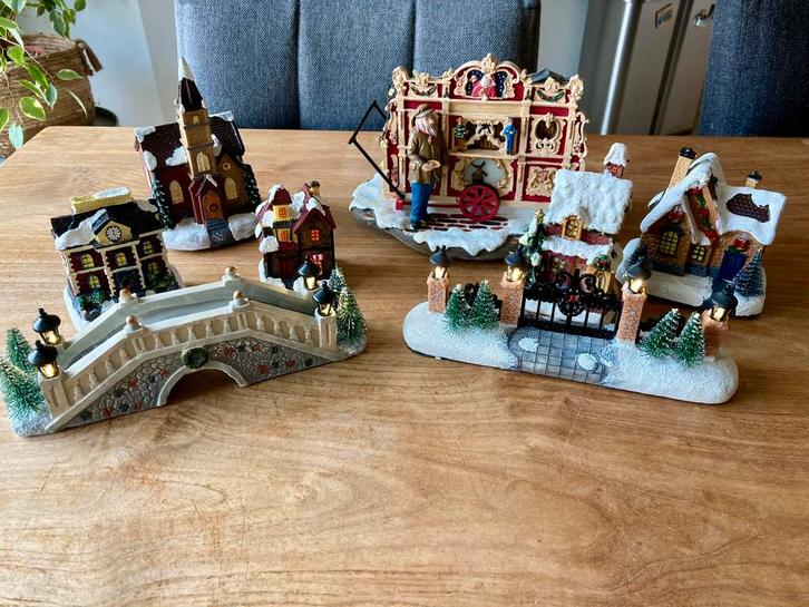 Kerstdorp huisjes brug poort draai-orgel (deels defect), Diversen, Kerst, Zo goed als nieuw, Ophalen of Verzenden