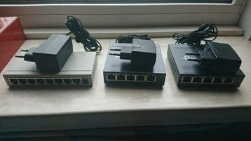 Drie switches 5 poorts en 8 poorts beschikbaar voor biedingen