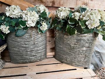 2 Vaassen met Zijdebloemen beschikbaar voor biedingen