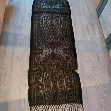 Bruine Sjaal met Goudkleurige Accenten beschikbaar voor biedingen