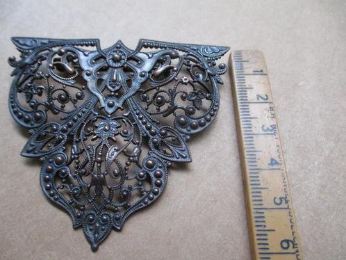 Donker kleurige vintage driehoek Broche oud model, Sieraden, Tassen en Uiterlijk, Broches, Gebruikt, Overige materialen, 7 tot 10 cm