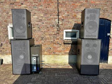 Krachtige PA-set, ideaal voor DJ’s, bands of evenementen. beschikbaar voor biedingen