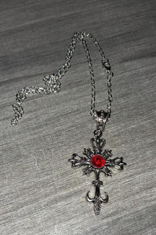 Mooie nieuwe zilver kleurige gothic ketting met kruis, Sieraden, Tassen en Uiterlijk, Kettingen, Nieuw, Zilver, Zilver, Ophalen of Verzenden