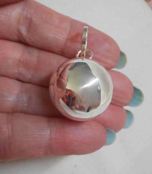 Zilveren grote bol hanger met tingelgeluidje nr.559, Sieraden, Tassen en Uiterlijk, Kettinghangers, Zo goed als nieuw, Zilver