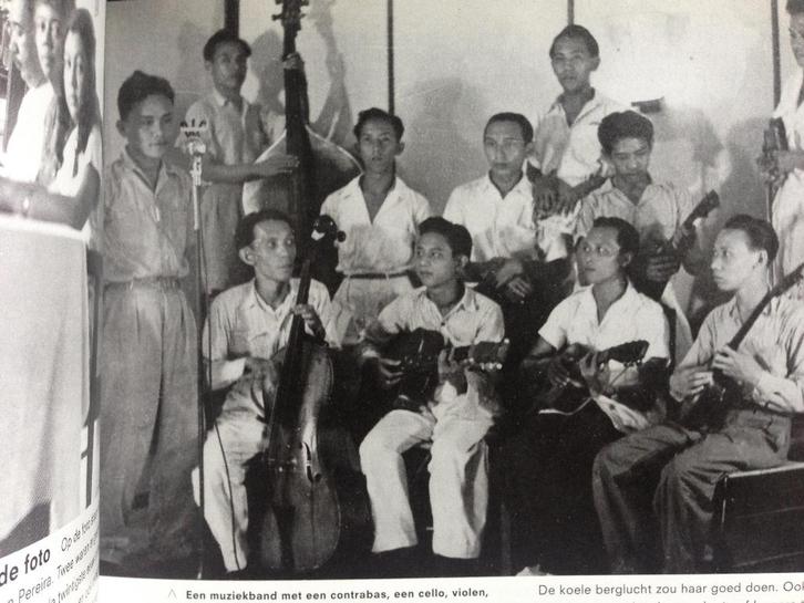 Uit Indie Geboren - vier eeuwen familiegeschiedenis 2004, Boeken, Geschiedenis | Vaderland, Zo goed als nieuw, 20e eeuw of later