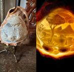 Antieke verlichte camee uit een schelp op bronzen voet, Antiek en Kunst, Ophalen of Verzenden