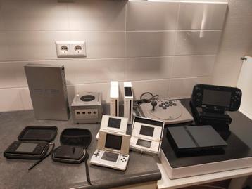 Super lot consoles plus toebehoren  beschikbaar voor biedingen