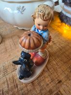 Goebel W. Germany porselein – jongen met taart en hondje, Verzamelen, Beelden en Beeldjes, Ophalen of Verzenden, Zo goed als nieuw