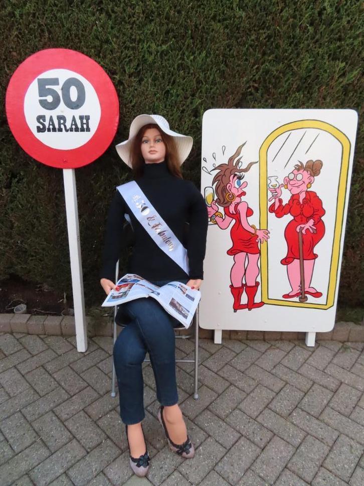 Sarah staande voor de spiegel 50 jaar feest set 3 deel., Hobby en Vrije tijd, Feestartikelen | Verhuur, Zo goed als nieuw, Abraham of Sarah