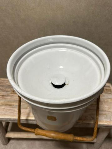 Antieke Emaille Emmer met bamboe handvat beschikbaar voor biedingen